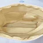 کیف حصیری زنانه دستبافت وارداتی کرمی مدل دوشی با بند چرمی